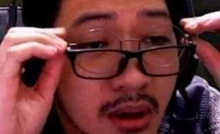 ลุงไนท์ ขยับแว่น.JPG